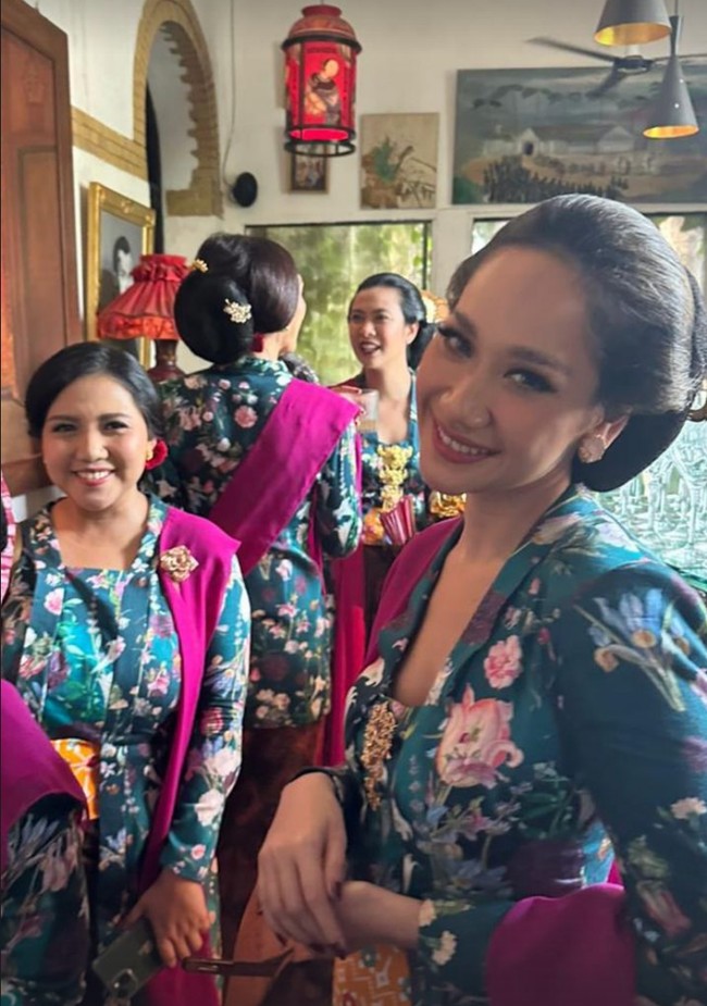 Ibu satu anak ini memilih tatanan rambut dengan sanggul Jawa klasik.  Foto: Instagram/@bclsinclair