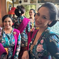Ibu satu anak ini memilih tatanan rambut dengan sanggul Jawa klasik.  Foto: Instagram/@bclsinclair