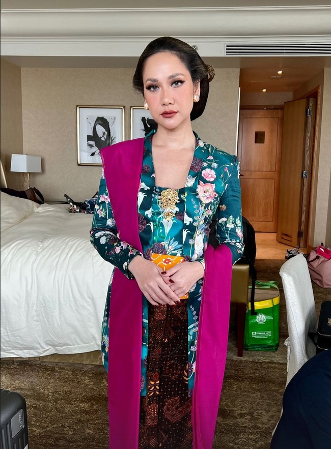 Wajah BCL dipercantik riasan bernuansa coklat dan pulasan lipstik warna coral. Foto: Instagram/@bclsinclair