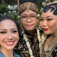 Di sela-sela mengemban tugas sebagai bridesmaid, BCL menyempatkan foto selfie bersama kedua mempelai pengantin, yang diketahui adalah selebgram sekaligus pengusaha bernama Neysa Soediro dan pasangannya, Didot. Foto: Instagram/@bclsinclair