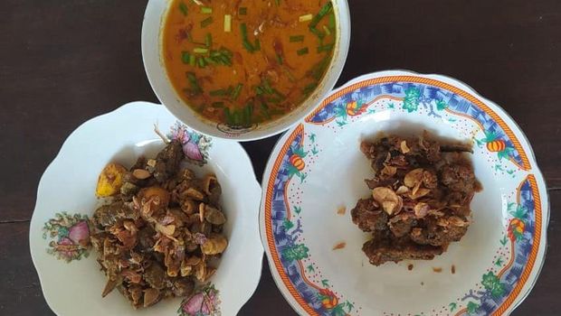 Becek mentok adalah salah satu hidangan khas Tuban yang cocok bagi para pencinta masakan pedas. Becek mentok terdiri dari kuah becek yang menggunakan bumbu rempah pedas dan santan, serta daging unggas mentok sebagai pelengkap.