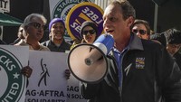 Salah satu barista di gerai Astor Place, Mary Boca (22) menuntut kenaikan gaji dan lebih banyak staf di Starbucks. Boca mengaku di gerai tersebut tidak diperbolehkan pelanggan memberi tip. Alhasil, dia tidak mendapat tambahan US$ 100 atau Rp 1,54 juta. Edwin Palma Solis (24), salah satu karyawan di gerai tersebut mengatakan aturan tersebut telah menjadi faktor beberapa calon karyawan mengurungkan lamarannya.  