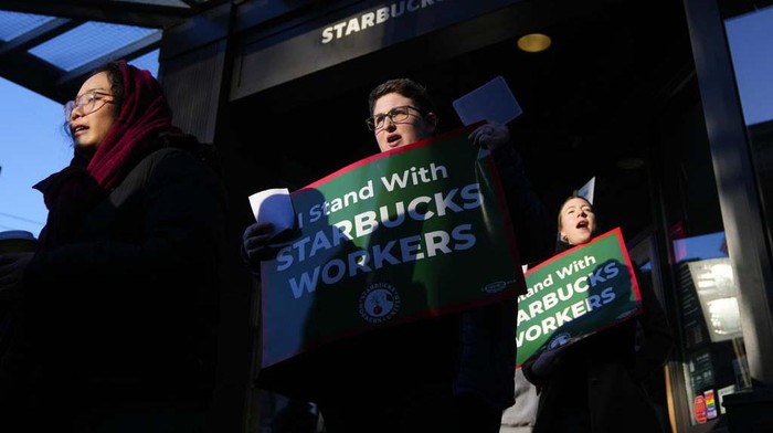 Begini Potret Pegawai Starbucks AS Ramai-ramai Mogok Kerja Starbucks workers and allies participate in a strike and picket organized by Starbucks Workers United during the company's Red Cup Day Thursday, Nov. 16, 2023, near Pike Place Market in Seattle. (AP Photo/Lindsey Wasson)