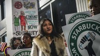 Pemogokan ini terjadi pada acara Red Cup Day, di mana Starbucks membagikan tumbler bertema liburan berwarna merah secara gratis kepada pelanggan saat bertransaksi, Kamis (16/11/2023) waktu setempat.