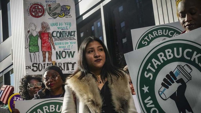 Begini Potret Pegawai Starbucks AS Ramai-ramai Mogok Kerja Starbucks workers and allies participate in a strike and picket organized by Starbucks Workers United during the company's Red Cup Day Thursday, Nov. 16, 2023, near Pike Place Market in Seattle. (AP Photo/Lindsey Wasson)