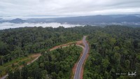 Ini dia penampakan jalan Muri-Kwatisore di Papua yang membelah hutan lebat.