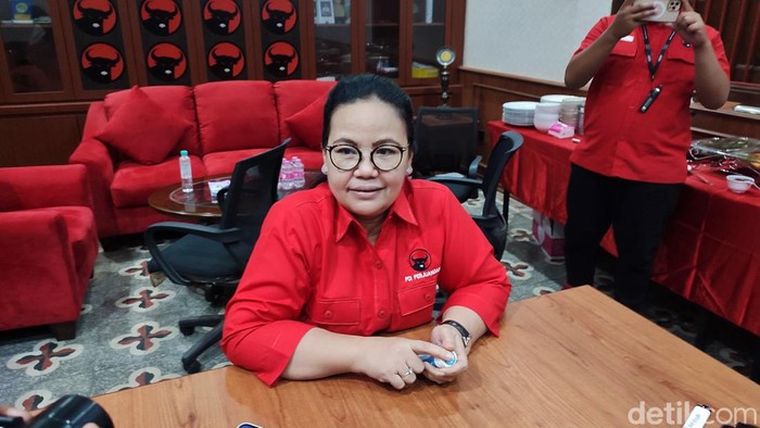 Bendahara DPD PDIP Jateng Agustina Wilujeng di kantornya, Jalan Brigjen Katamso, Semarang, Jumat (17/11/2023).