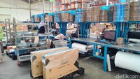 Ternyata Blibli memanfaatkan kecanggihan artificial intelligence (AI), dalam proses pengemasan produk. Langkah ini pun memberikan dampak positif bagi perusahaan, karena mereka dapat menghemat waktu lebih banyak dari kegiatan bungkus-membungkus tersebut.