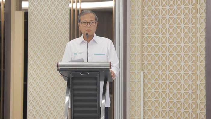 Direktur Treasury & International Banking PT Bank Syariah Indonesia Tbk (BSI) Moh. Adib memaparkan materi saat Sharia Economic Outlook 2024 di Jakarta, Jumat (17/11/2023).