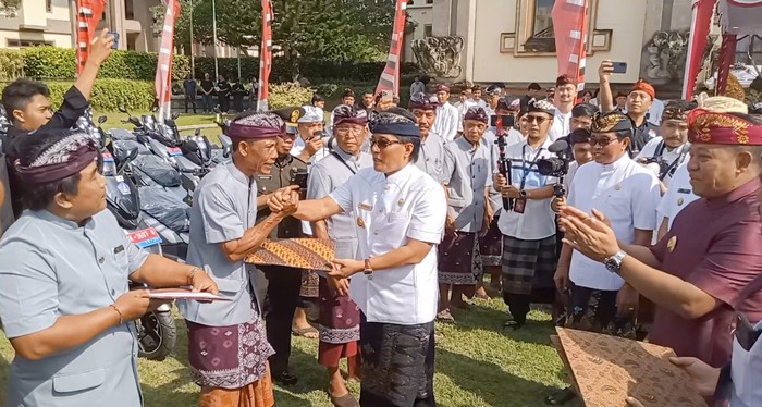 Bupati Badung I Nyoman Giri Prasta menghadiri peringatan apel Hari Ulang Tahun (HUT) ke-14 Ibu Kota Kabupaten Badung, Mangupura.