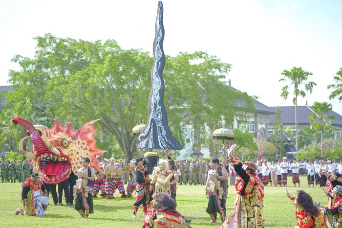 Bupati Badung I Nyoman Giri Prasta menghadiri peringatan apel Hari Ulang Tahun (HUT) ke-14 Ibu Kota Kabupaten Badung, Mangupura.