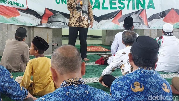 Bupati Cirebon Imron saat memimpin aksi bela Palestina di Masjid Agung Sumber, Jumat (17/11/2023).