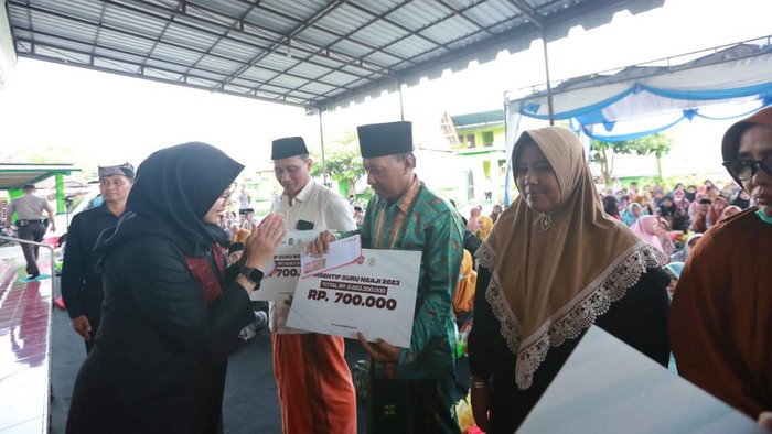 Bupati Ipuk menyerahkan insentif guru ngaji