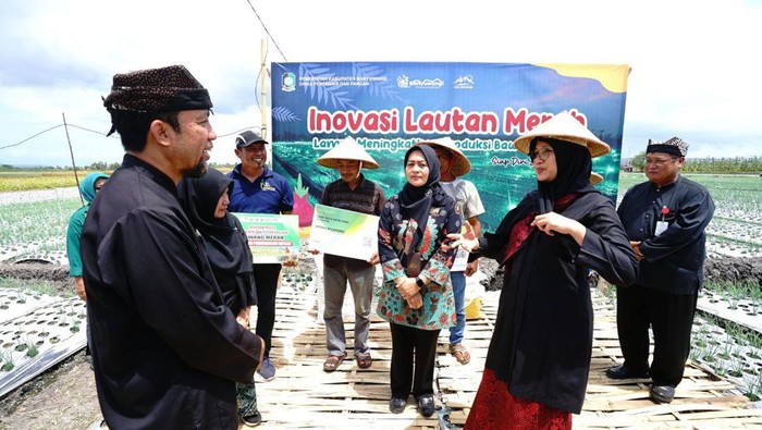 Bupati Ipuk saat ngantor di Desa Kedungwungu
