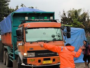 Viral Jeritan Netizen Parung Panjang, Jalan Rusak Gegara Truk Tambang