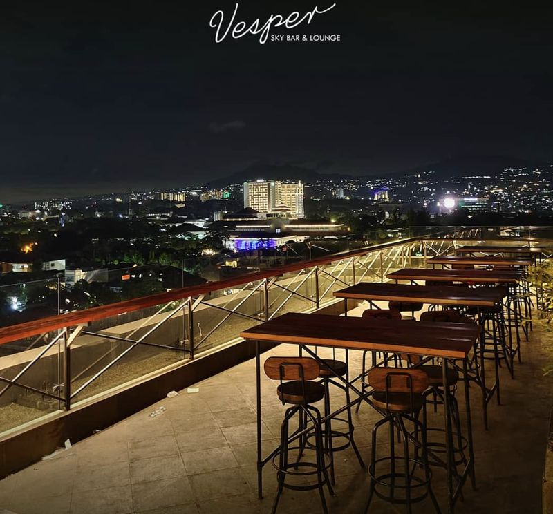 Cantik! 5 Kafe Rooftop di Bandung Ini Punya Pemandangan Sunset