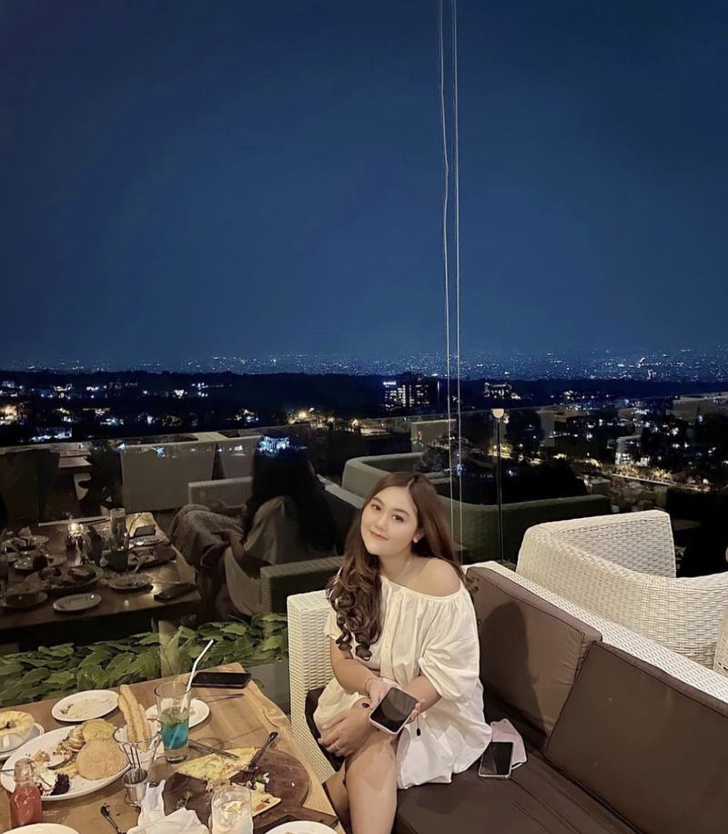 Cantik! 5 Kafe Rooftop di Bandung Ini Punya Pemandangan Sunset