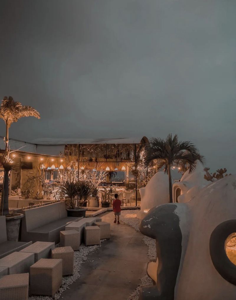 Cantik! 5 Kafe Rooftop di Bandung Ini Punya Pemandangan Sunset