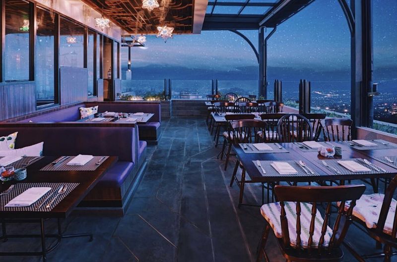 Cantik! 5 Kafe Rooftop di Bandung Ini Punya Pemandangan Sunset