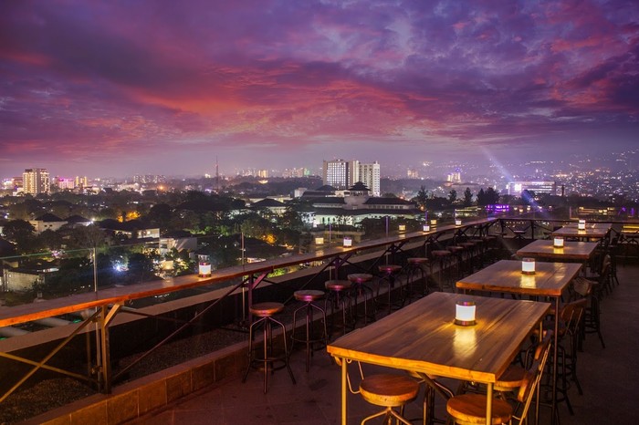 Cantik! 5 Kafe Rooftop di Bandung Ini Punya Pemandangan Sunset