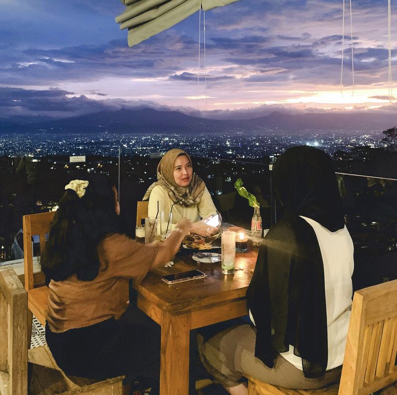 Cantik! 5 Kafe Rooftop di Bandung Ini Punya Pemandangan Sunset