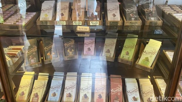 Pintu masuk museum sekaligus rumah produksi cokelat legendaris Cokelat Monggo di Kasihan, Bantul.