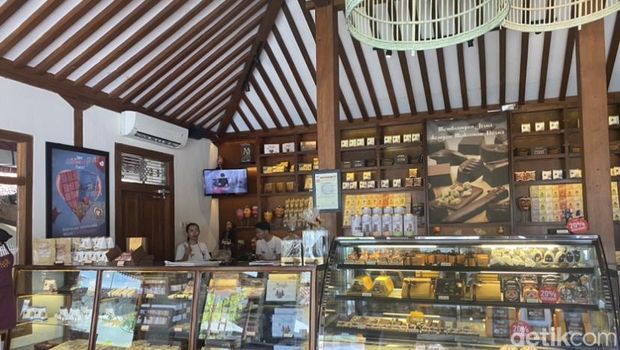 Pintu masuk museum sekaligus rumah produksi cokelat legendaris Cokelat Monggo di Kasihan, Bantul.