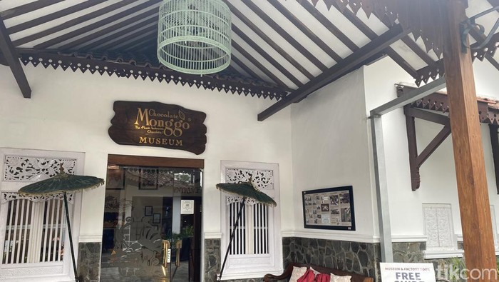 Pintu masuk museum sekaligus rumah produksi cokelat legendaris Cokelat Monggo di Kasihan, Bantul.