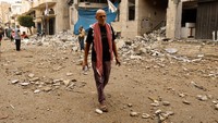 Abdul Raouf Al-Farra, pria Palestina berkewarganegaraan Polandia ini menolak meninggalkan Gaza meski lingkungan jadi target serangan Israel.  