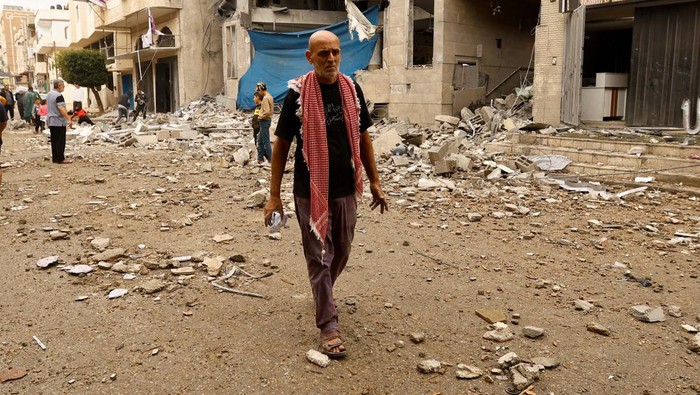 Abdul Raouf Al-Farra, a Palestinian man with Polish citizenship, who refuses to leave Gaza even after his neighborhood was targeted with Israeli strikes, inspects his damaged home in Khan Younis in the southern Gaza Strip November 15, 2023. REUTERS/Ibraheem Abu Mustafa