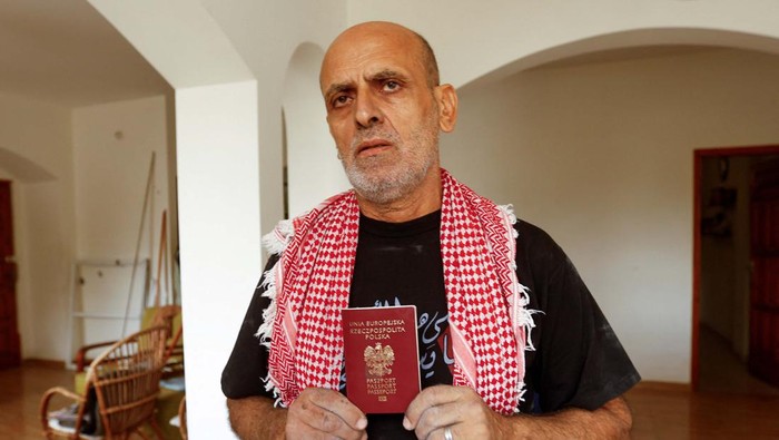 Cinta Tanah Air, Warga Polandia Ini Tolak Tinggalkan Gaza Abdul Raouf Al-Farra, a Palestinian man with Polish citizenship, who refuses to leave Gaza even after his neighborhood was targeted with Israeli strikes, inspects his damaged home in Khan Younis in the southern Gaza Strip November 15, 2023. REUTERS/Ibraheem Abu Mustafa