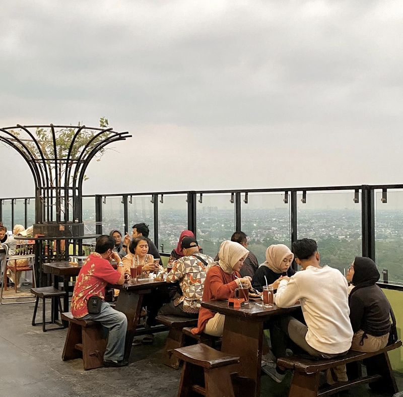 Di Depok Bisa Santai dan Makan Enak di 5 Kafe Rooftop Ini