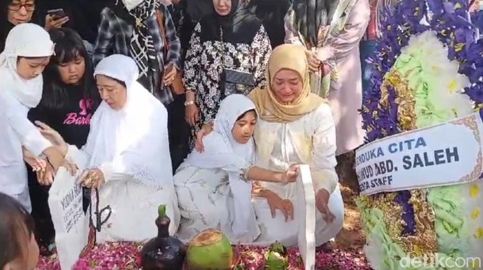 Doa Anak-Tangisan Istri Iringi Pemakanan Jenazah Yuda Pilot Super Tonaco