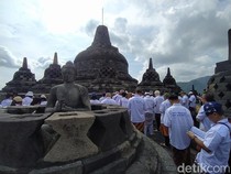Umat Buddha Doakan Palestina di Puncak Candi Borobudur