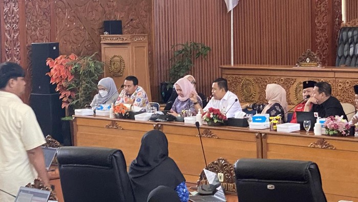 DPRD Kota Depok rapat dengan Dinkes Depok terkait bantuan makan stunting dana Rp 4,9 miliar tapi cuma berisikan tahu dan nuget. Harga stoples ikut jadi sorotan. (Devi P/detikcom)