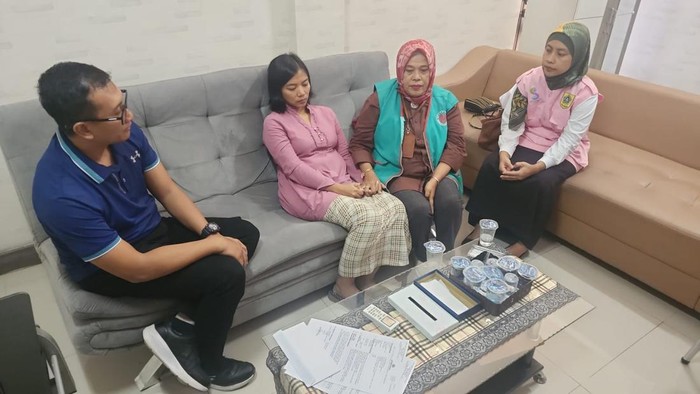 dr Qory (kedua dari kiri) di Polres Bogor (Foto: dok. Istimewa)