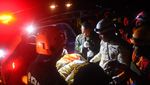 Detik-detik Evakuasi Korban Jatuhnya Pesawat TNI AU di Pasuruan