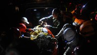 Sejumlah petugas mengevakuasi jenazah pesawat yang jatuh di perbukitan lereng Gunung Bromo di kawasan Desa Jimbaran, Kecamatan Puspo, Pasuruan, Jawa Timur, Kamis (16/11/2023). 