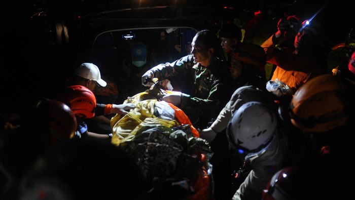 Sejumlah petugas mengevakuasi jenazah pesawat yang jatuh di perbukitan lereng Gunung Bromo di kawasan Desa Jimbaran, Kecamatan Puspo, Pasuruan, Jawa Timur, Kamis (16/11/2023). Dua pesawat latih TNI AU Super Tucano bernomor ekor (tail number) TT-3103 dan TT-3111 jatuh perbukitan lereng Gunung Bromo, Pasuruan. ANTARA FOTO/Arkana Mahdi/Um/foc.