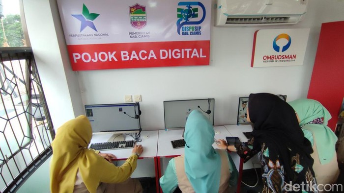 Fasilitas di Pojok Baca Digital di Alun-alun Ciamis