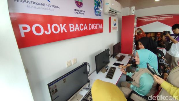 Fasilitas di Pojok Baca Digital di Alun-alun Ciamis
