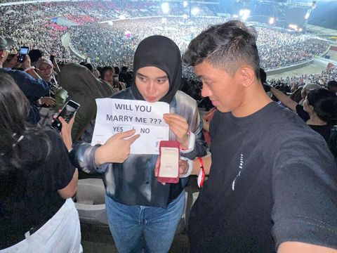 Foto Abdul dan Elma saat konser Coldplay viral di TikTok