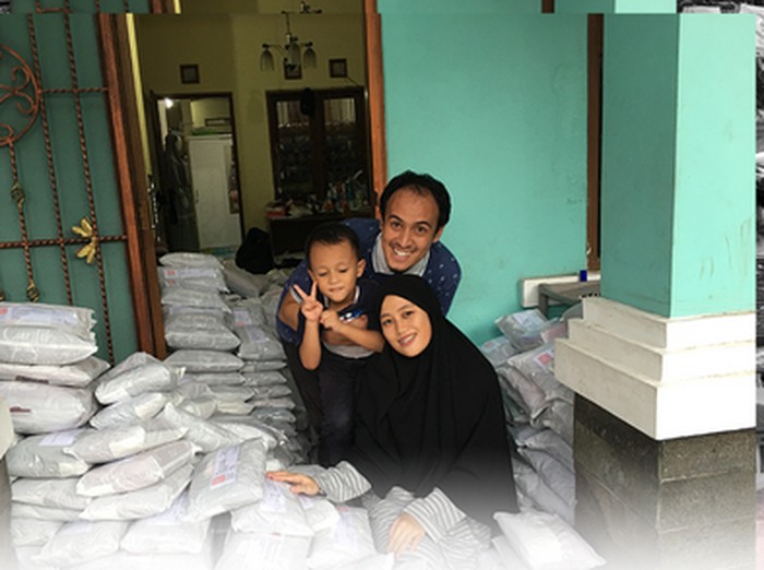 Foto pasangan Vina Fauziah dan Toto Setiadi, pendiri brand hijab Zayra Hijab