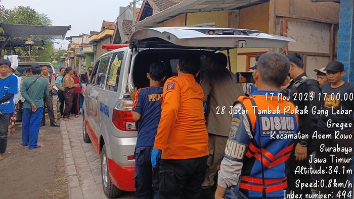 gantung diri di Surabaya