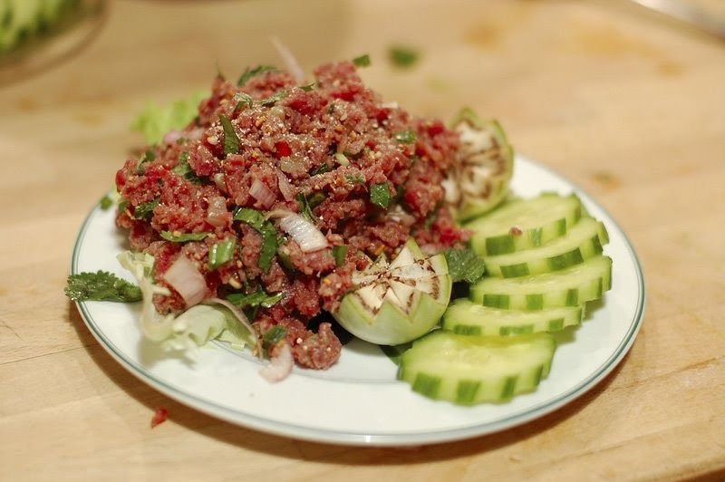 Gegara Makan Daging Mentah,Tubuh Turis Ini Kemasukan Cacing Pita