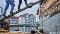 Sejarah kapal pinisi pertama kali dibuat oleh putra mahkota Kerajaan Luwu yang bernama Sawerigading pada abad ke-14 seperti tertulis dalam sebuah naskah La Galigo.