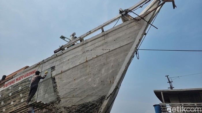 Geliat Pemeliharaan Pinisi di Pelabuhan Sunda Kelapa