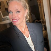 Genevieve Casanova adalah wanita yang berasal dari Meksiko. Namun kini dia tinggal di Spanyol dan menjadi artis di sana. Foto: Instagram