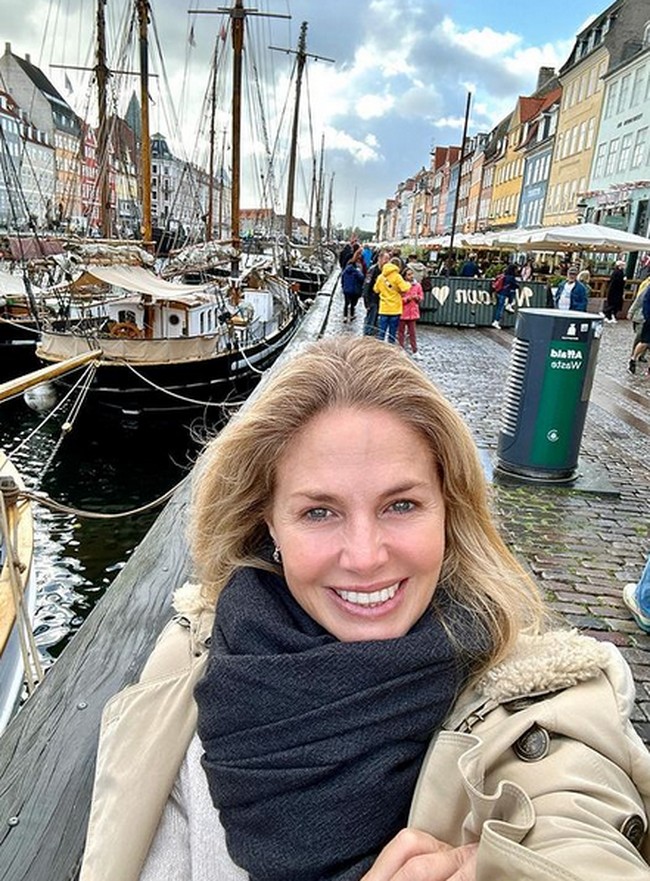 Wanita yang aktif di kegiatan amal itu pernah menikah dengan salah satu bangswan Eropa. Pada 2005 hingga 2008, Genoveva dinikahi oleh penulis Spanyol bernama Cayetano Martinez de Irujo, salah satu putra dari Duchess of Alba yang disebut sebagai bangsawan Eropa terkaya. Foto: Instagram