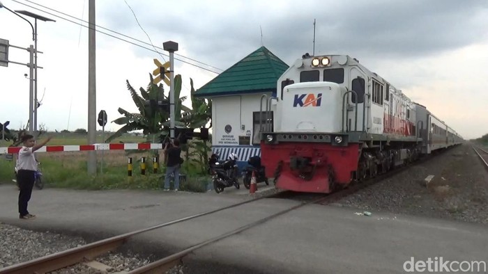 Gigih Ilham Tali Atmojo (24), petugas penjaga perlintasan kereta api (KA) di Jalur Perlintasan Langsung (JPL) 148 Widodaren, Kecamatan Petarukan, Pemalang, Jumat (17/11/2023). Gigih viral selamatkan seorang wanita yang nekat berjalan di rel saat KA akan melintas.